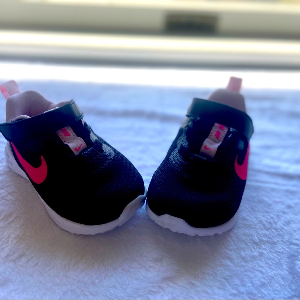 Black and pink Nike girls toddler sneakers  size 5